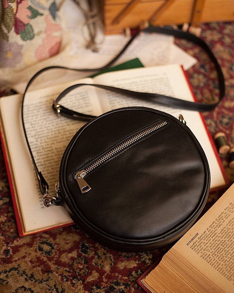 Kleine Runde Schwarze Leder Crossbody Bag Handgemacht Auf Crete von HitonasCOM