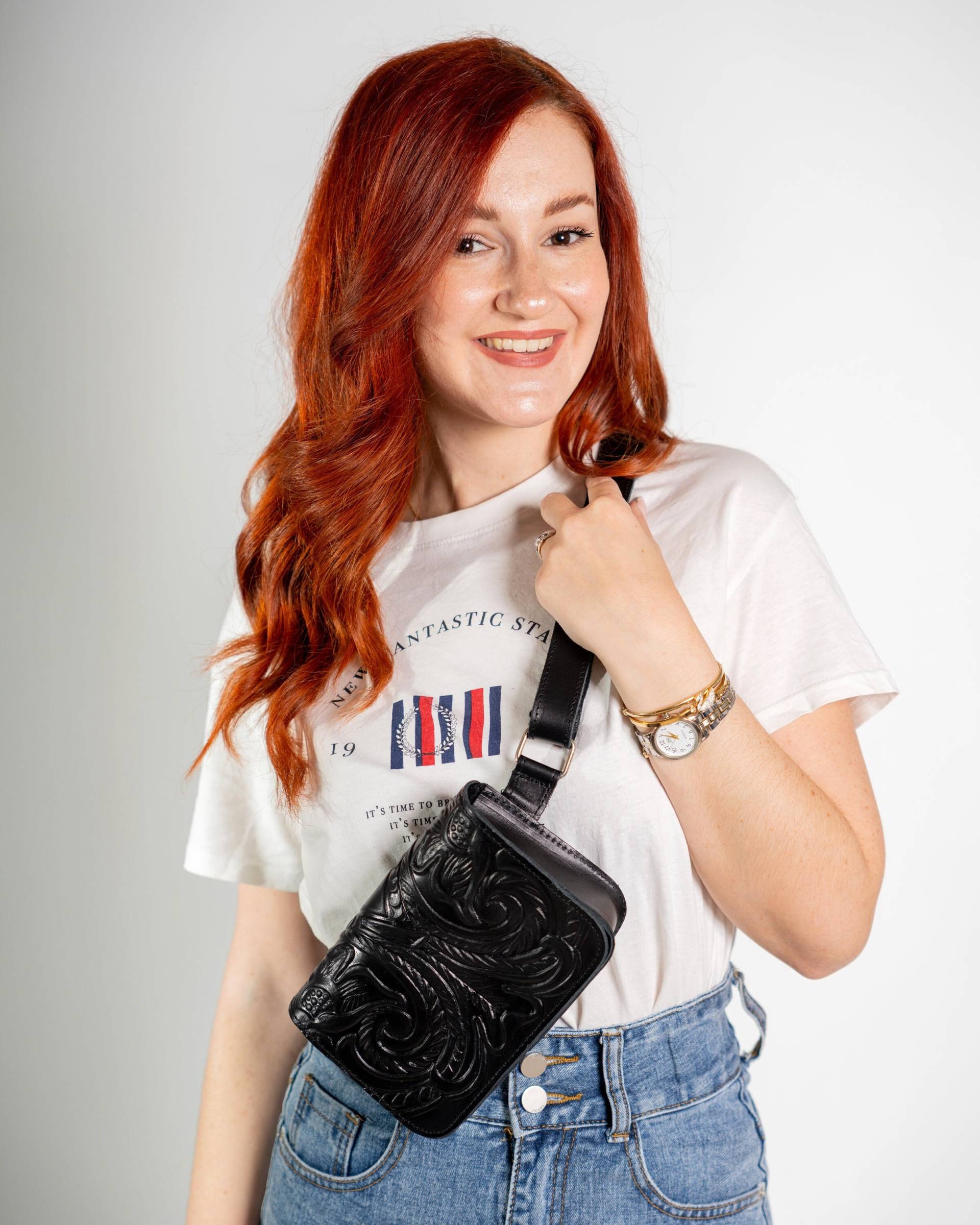 Schwarze Leder Crossbody Gürteltasche Punzierte Bauchtasche von HitonasCOM