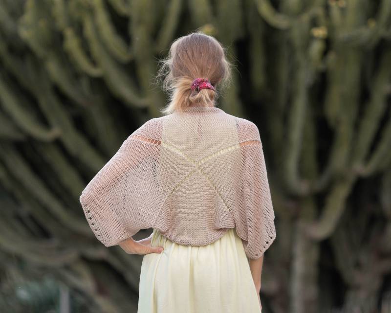 Beige Knit Shrug Handgemachte Kurze Strickjacke Lose Schiere Bolero Spitze Leichte Kimonojacke Handgefertigt in Spanien Umweltfreundliches Geschenk von HitsKnits