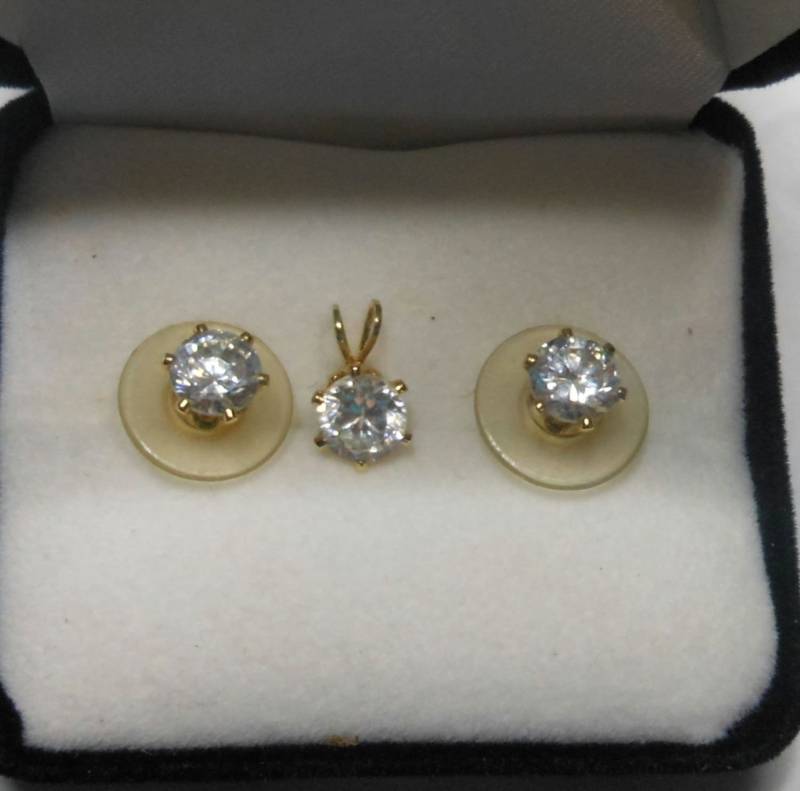 Simulierte Diamantohrringe Und Anhänger-Passender Anhänger Ohrringe Simulierte Diamantohrringe Und Anhänger-Passender Anhänger Ohrringe von Hittsonhouse