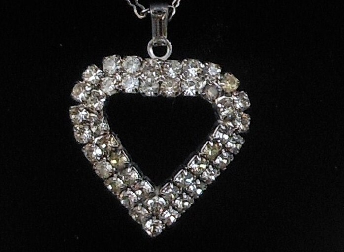 Sterling Silber Halskette Mit Strass Herz Sterling Silber Halskette Mit Strass Herz von Hittsonhouse