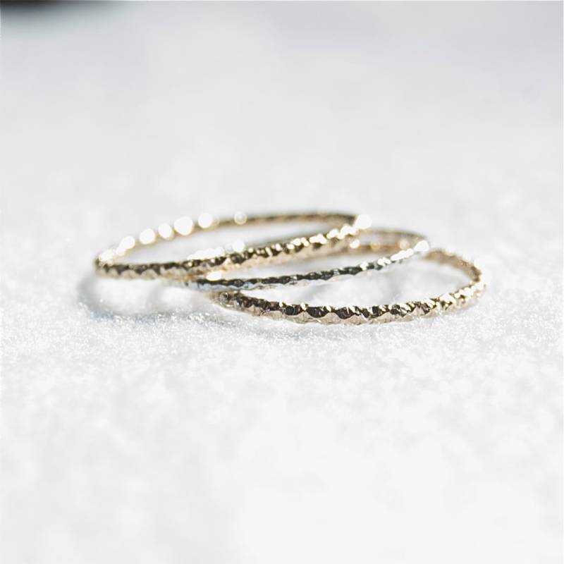 3 Zierliche StapelringeTinsel RingWinziger Sterling Silber Strukturierter Stapelring-Sterling Runde Diamant Geschnitten Band-Thin Stapelring von HiwireJewelry