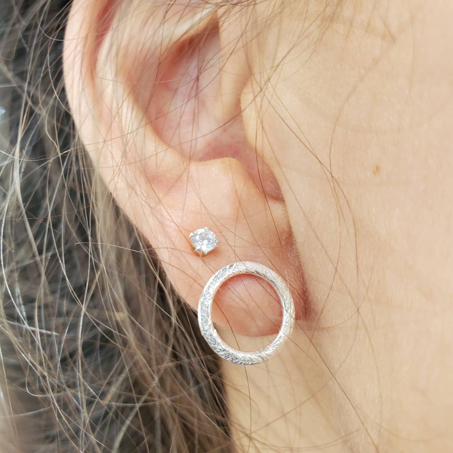 Endlose Reifen - Geätzte Ohrstecker Kreis Auf Dem Ohr Silber Kreise von HiwireJewelry