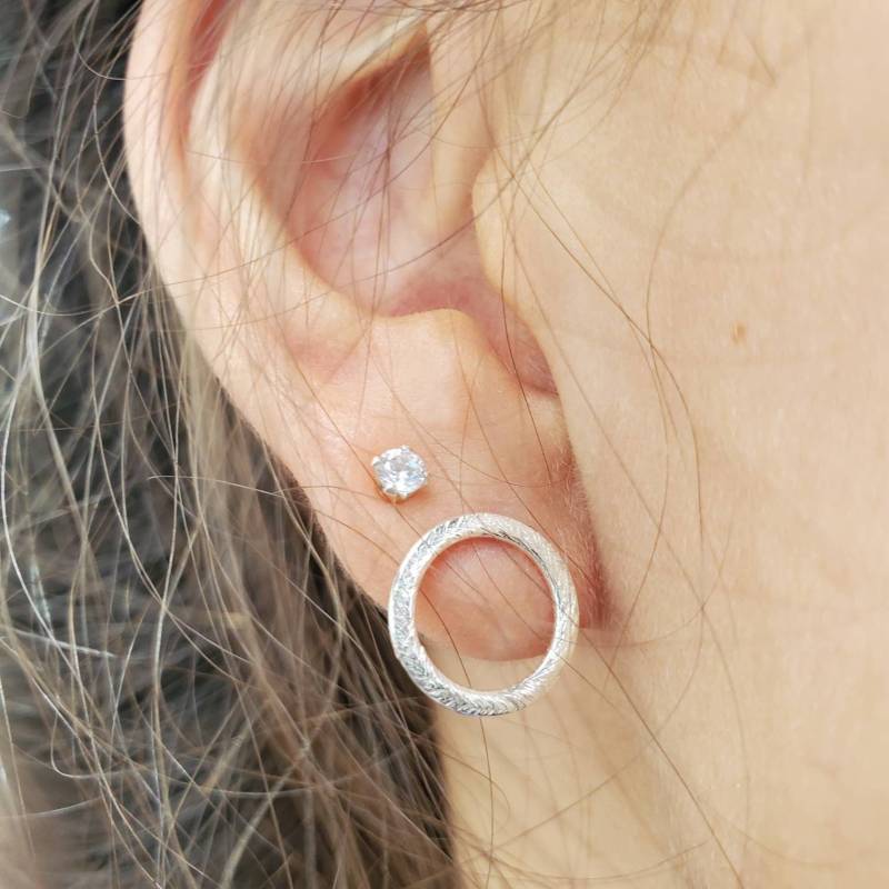 Endlose Reifen - Geätzte Ohrstecker Kreis Auf Dem Ohr Silber Kreise von HiwireJewelry