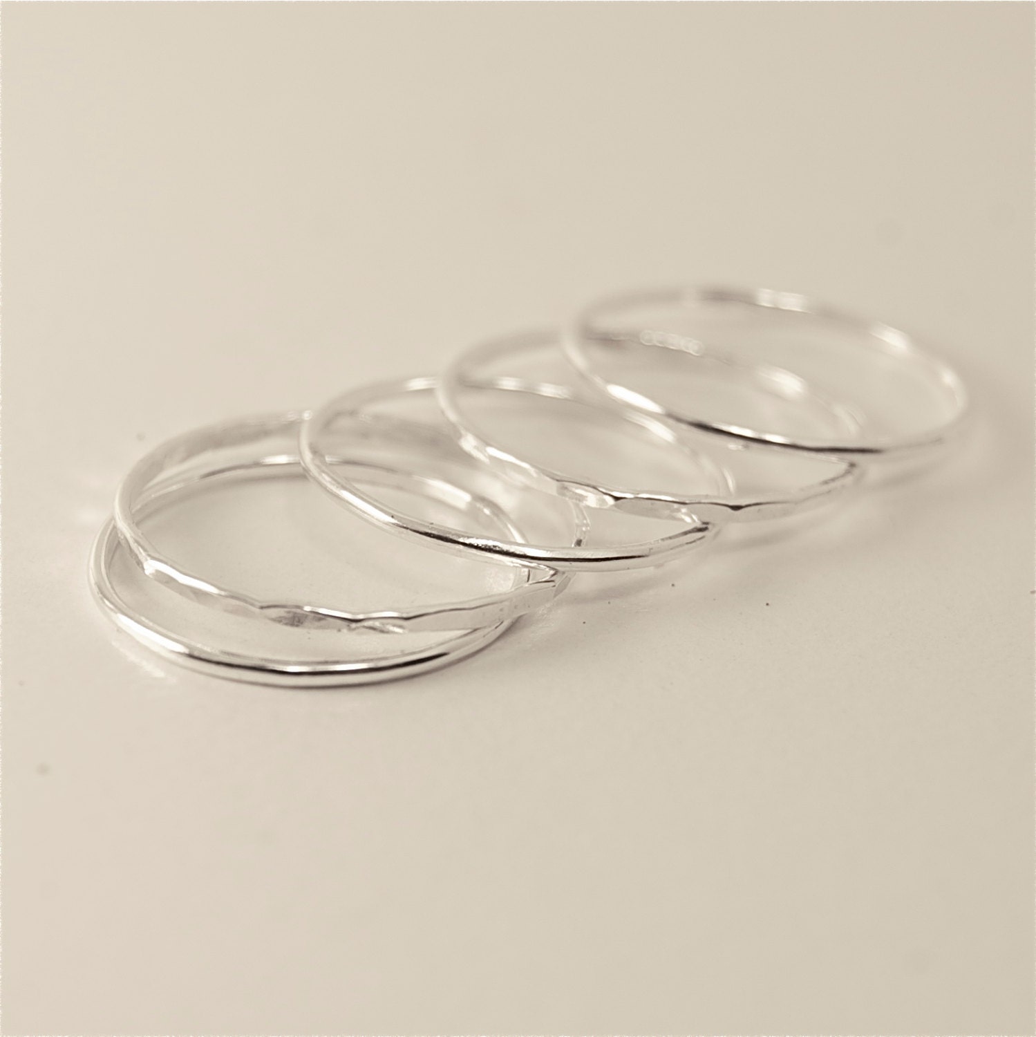 Set Aus 5 Kleinen Ringen Sterlingsilber - Glatt Oder Gehämmert Am Finger Knöchel, Auf Bestellung 1, 0 Mm von HiwireJewelry