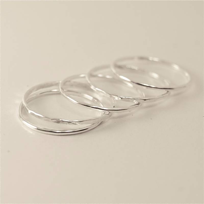 Set Aus 5 Kleinen Ringen Sterlingsilber - Glatt Oder Gehämmert Am Finger Knöchel, Auf Bestellung 1, 0 Mm von HiwireJewelry