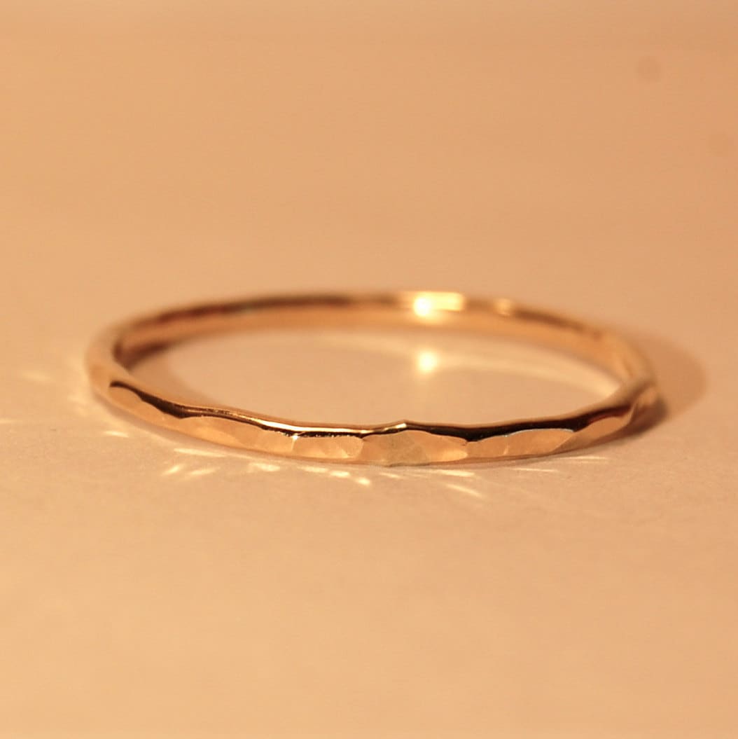 Super Dünner Gold Stapelbarer Ring | E, Gefüllte Stapelringe, Gf Ring, Gehämmerter Einfacher Gehämmerte Ringe, Band 16G von HiwireJewelry
