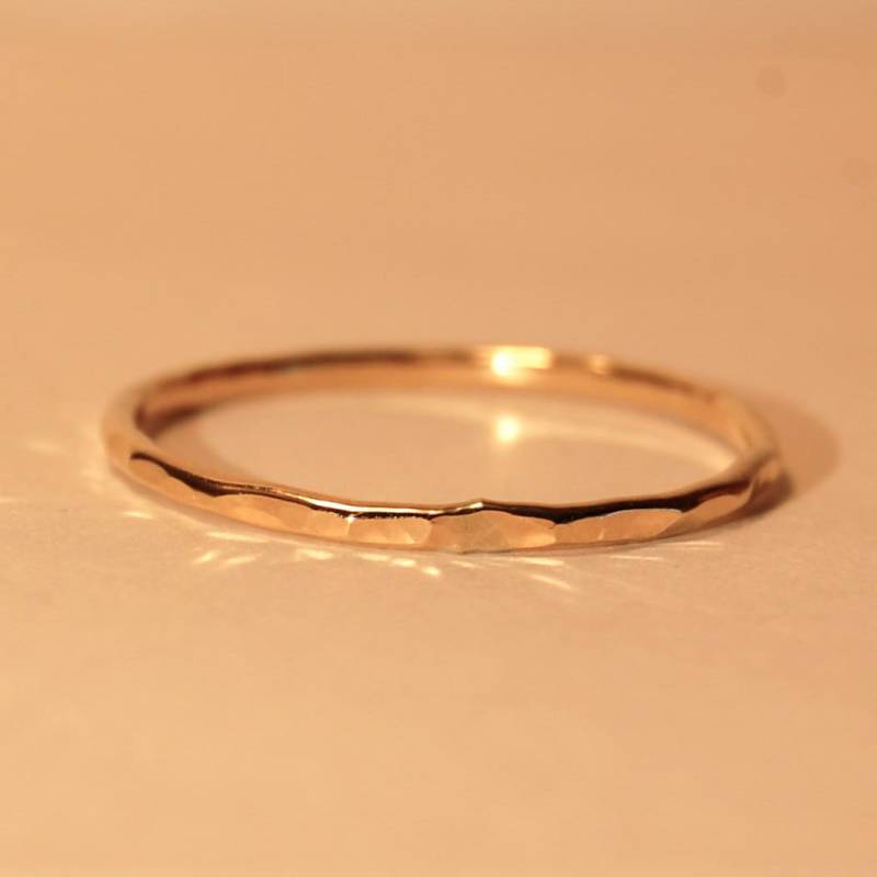 Super Dünner Gold Stapelbarer Ring | E, Gefüllte Stapelringe, Gf Ring, Gehämmerter Einfacher Gehämmerte Ringe, Band 16G von HiwireJewelry