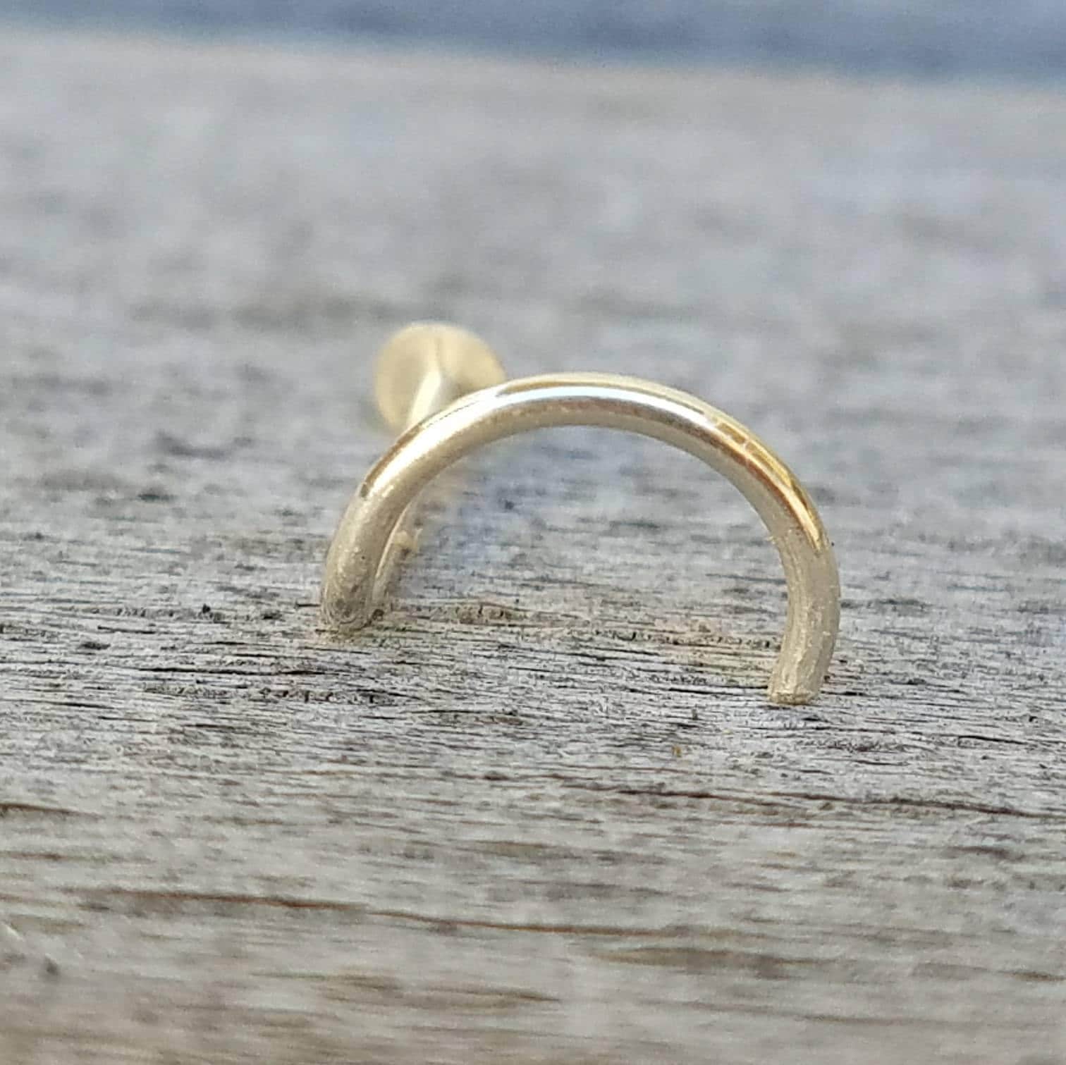 Winzige 14K Gelbgold Gefüllte Flache Scheibe Nasenstecker - Einschraubbare 20 Gauge Nasenloch Stecker 2 Mm Nasenschmuck von HiwireJewelry