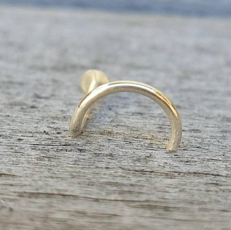 Winzige 14K Gelbgold Gefüllte Flache Scheibe Nasenstecker - Einschraubbare 20 Gauge Nasenloch Stecker 2 Mm Nasenschmuck von HiwireJewelry