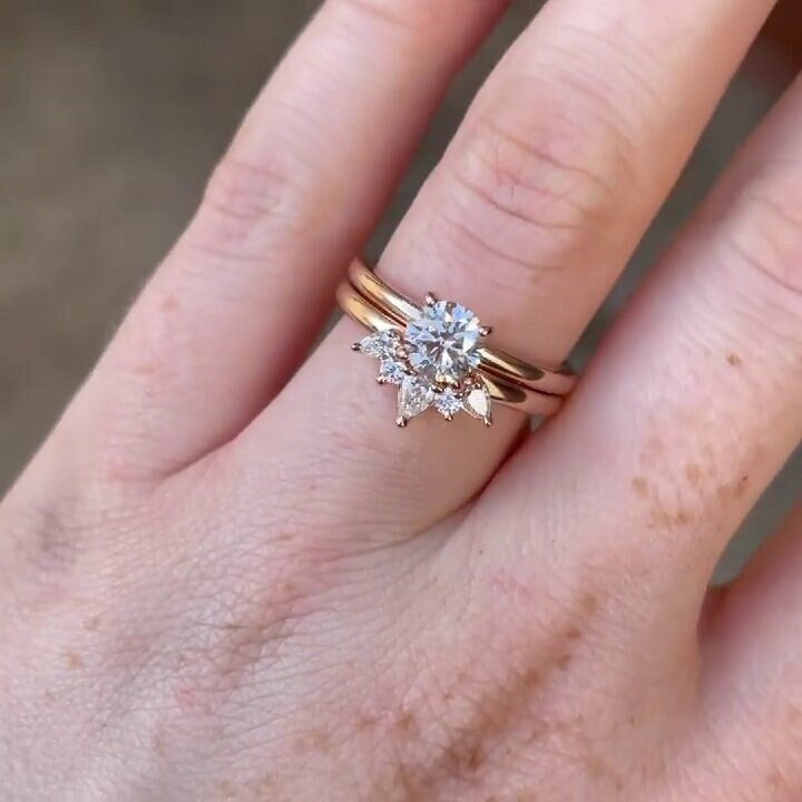 1 Carat Round Cut Moissanite Bridal Set Ring, Minimal Profile Solitaire Ring With Eternity Wedding Band Gift For Women von Hiyaanjewels