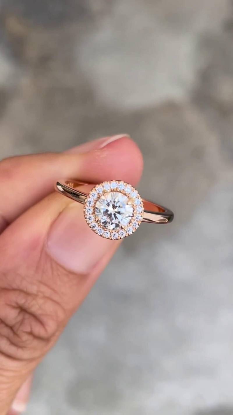 14K Solid Gold 1.5 Ct Round Halo Moissanite Engagement Ring/Pave Set For Women Diamond Substitute von Hiyaanjewels