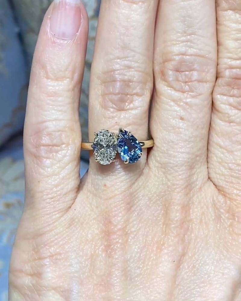 2.00 Carat Oval Cut Moissanite & Pear Blue Simulated Gem Toi Et Moi Two Stone Ring, Sapphire Lab Grown Diamond Engagement Ring von Hiyaanjewels