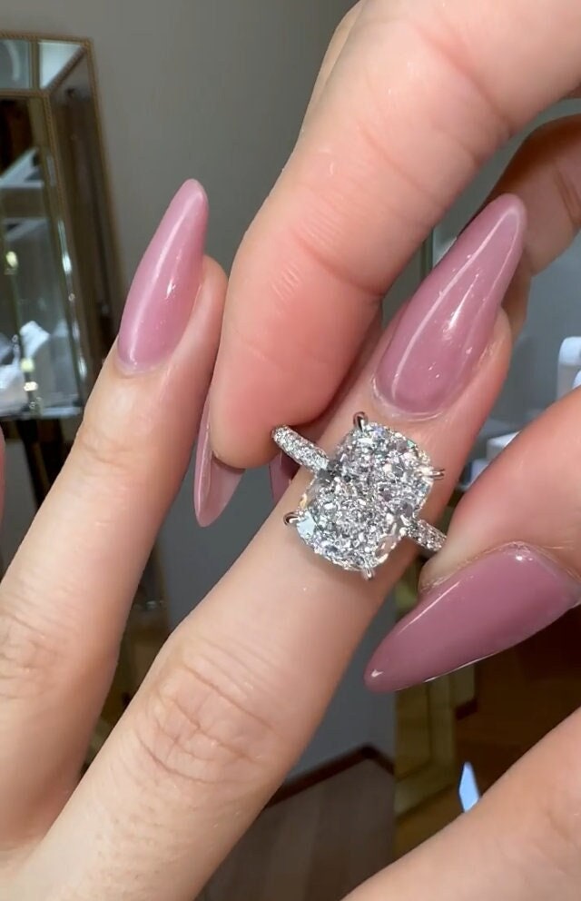 Huge 13x9 8 Ct Big Elongated Cushion Cut Moissanite Ring, Simple Solitaire Engagement Unique Hidden Halo Diamond 14K White Gold Huge 13x9 8 Ct Big Elongated Cushion Cut Moissanite Ring, Simple Solitaire Engagement Unique Hidden Halo Diamond 14K White Gold von Hiyaanjewels