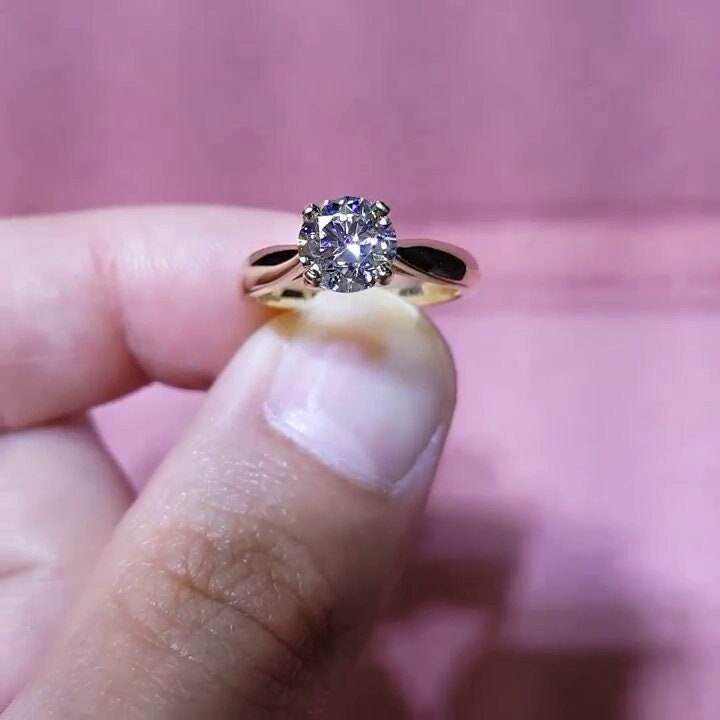 Round Engagement Ring in 14K Solid Gold 1.0 Carat Moissanite Rings 4-Prong Solitaire Cathedral Promise von Hiyaanjewels