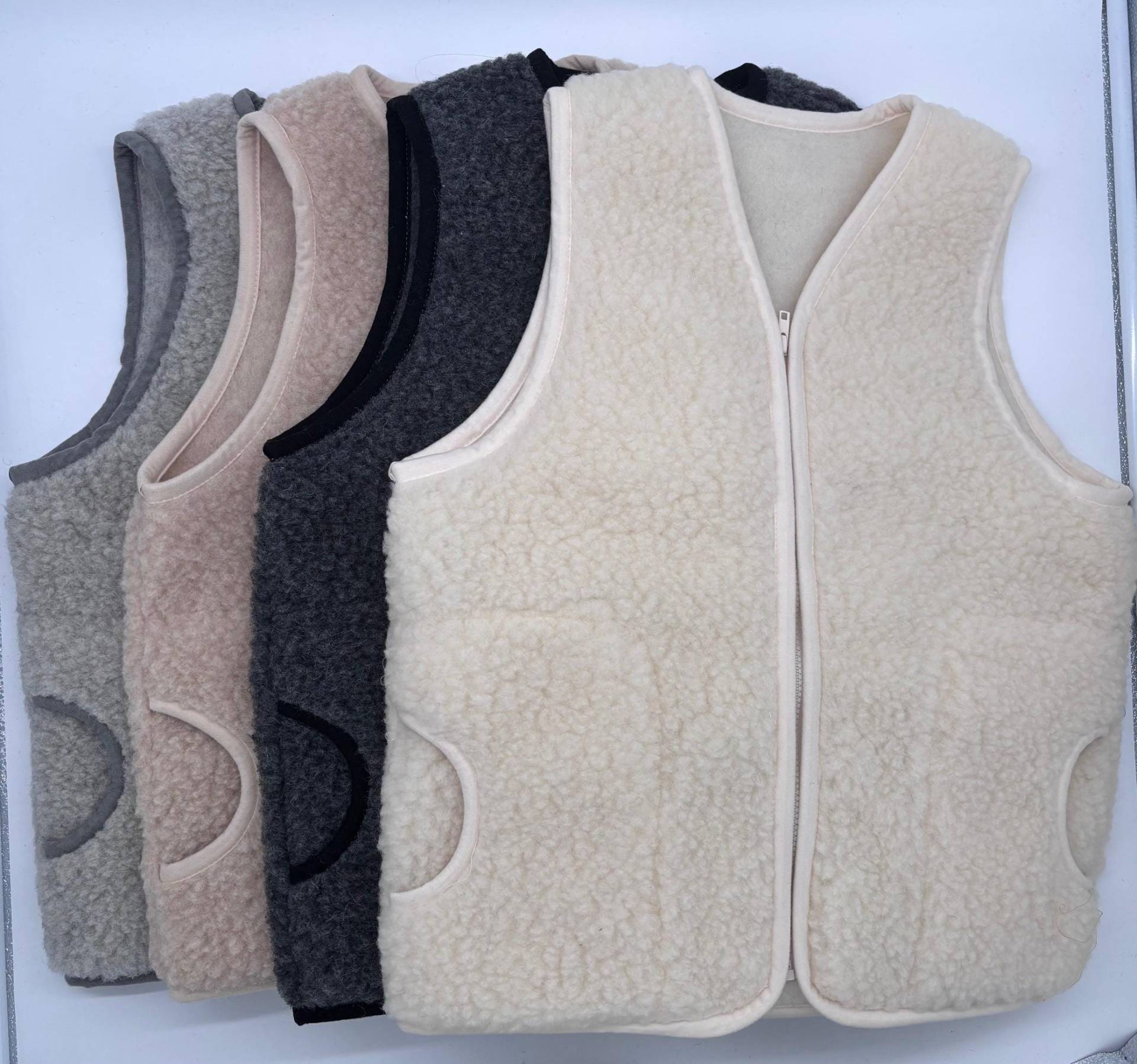 Wollweste Für Erwachsene 100% Merinowolle Aus Europa, Handgemacht Und Ökologisch. Lammflor Im Teddy-Look Wollweste Für Erwachsene 100% Merinowolle Aus Europa, Handgemacht Und Ökologisch. Lammflor Im Teddy-Look von HnGretchen