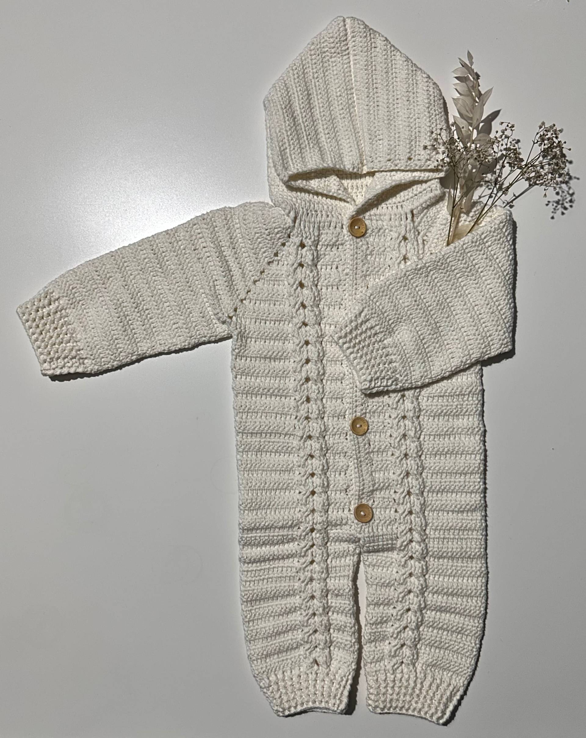 Gestrickter Babyoverall, in Altweiß Gestrickter Babyoverall, in Altweiß von HndmStrickCo