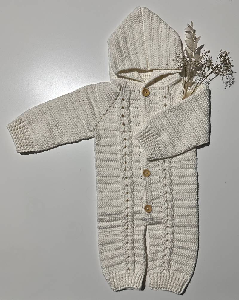 Gestrickter Babyoverall, in Altweiß Gestrickter Babyoverall, in Altweiß von HndmStrickCo