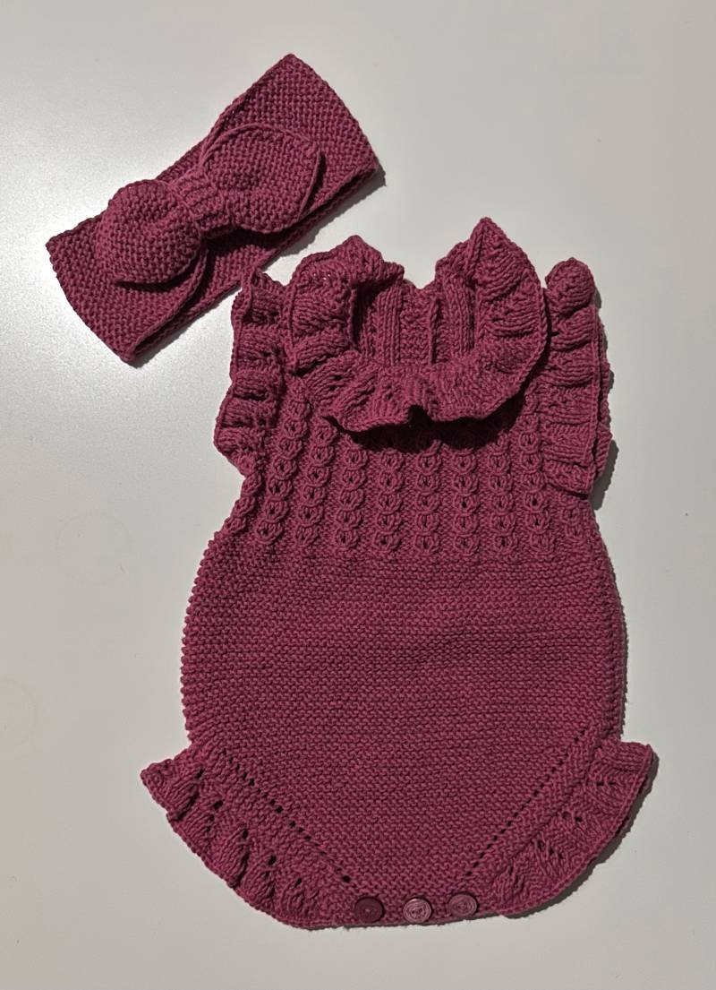Gestrickter Babystramplerset Mit Stirnband, Dunkelrosa Gestrickter Babystramplerset Mit Stirnband, Dunkelrosa von HndmStrickCo