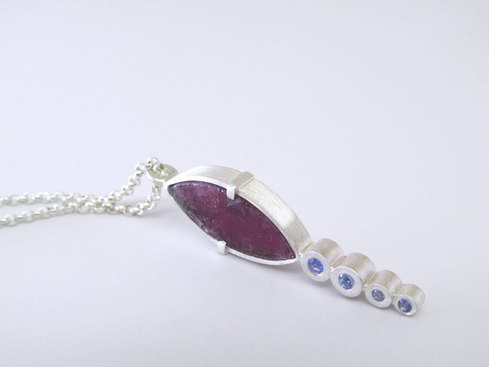 Handgemachter Anhänger Aus Sterlingsilber, Besetzt Mit Lilanen Marquise-Turmalin - Und Violetten Tansanit-Akzenten. Versandfertig Handgemachter Anhänger Aus Sterlingsilber, Besetzt Mit Lilanen Marquise-Turmalin - Und Violetten Tansanit-Akzenten. Versandfertig von HnossDesign