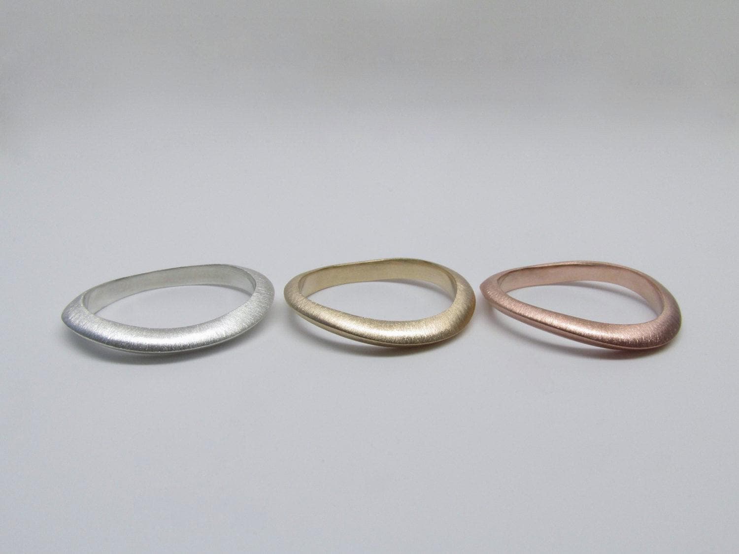 Wellenringe in Rotgold, Gelbgold Und Sterlingsilber. Moderne Krummlinige Ringe, Die Einem Set Verschachtelt Getragen Werden Können. Größe 6 Wellenringe in Rotgold, Gelbgold Und Sterlingsilber. Moderne Krummlinige Ringe, Die Einem Set Verschachtelt Getragen Werden Können. Größe 6 von HnossDesign