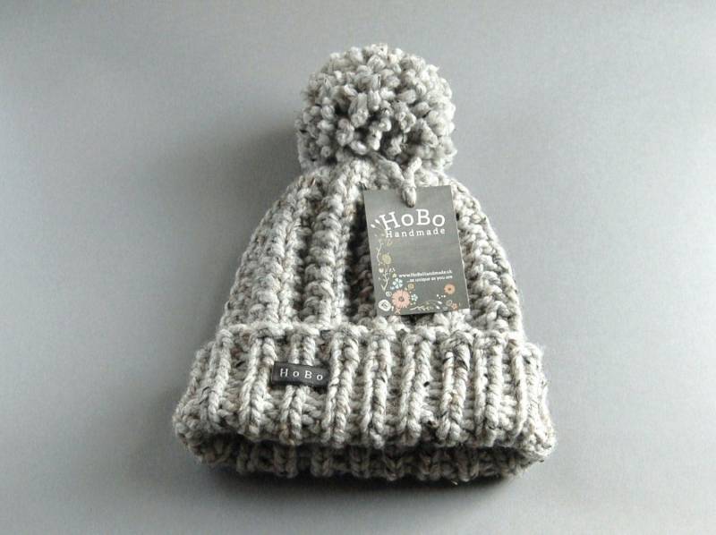 Frauen Bommel Mütze. Erhältlich in 9 Farben. Hobo Handmade Dicke Grobstrick Handgestrickte Beanie Mit Großem Bommel. Graues Wollgemisch Tweed Xs von HoBoHandmadeUK