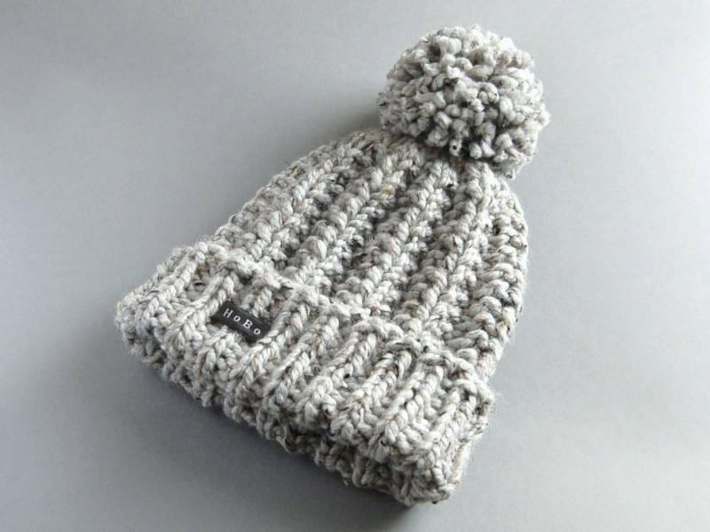 Herren Bommel Mütze. Erhältlich in 9 Farben. Hobo Handmade Wintermütze Dicke Grobstrick Mütze Handgestrickt. Große Aus Grauem Tweed Wollgemisch von HoBoHandmadeUK