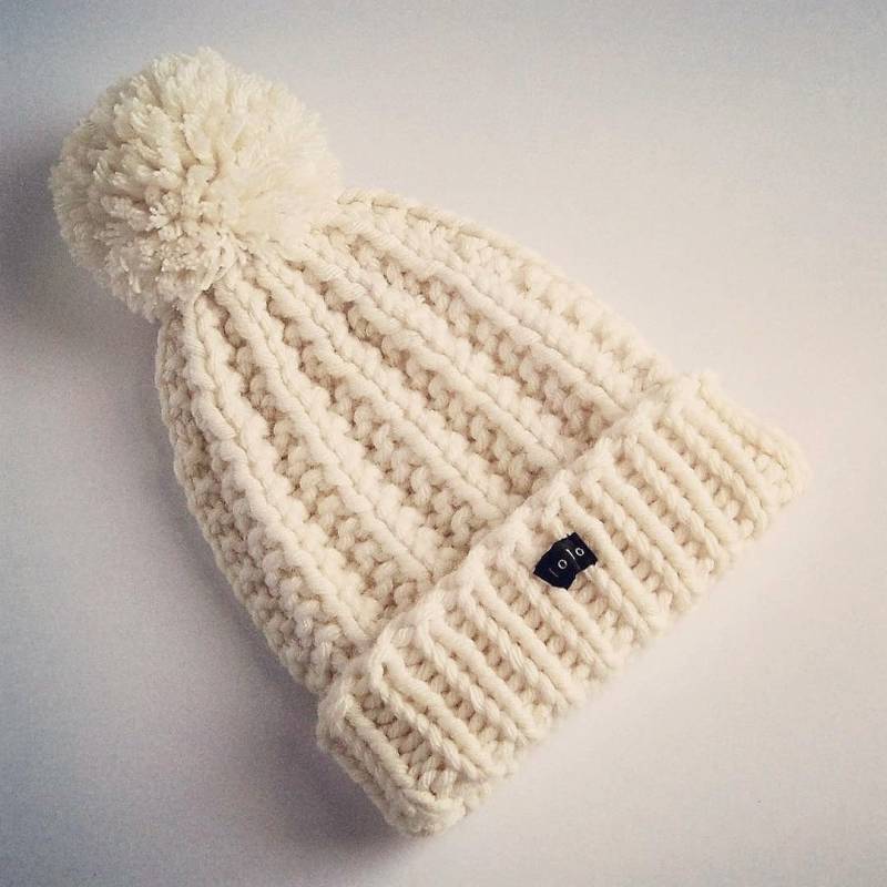 Hobo Handgemachte "Lofty' Bommelmütze. Dicke Grobstrick Handgestrickte Beanie. Großer Abnehmbarer Bommel. Winterweiß/Creme/Ecru Farbe Wollmischung von HoBoHandmadeUK
