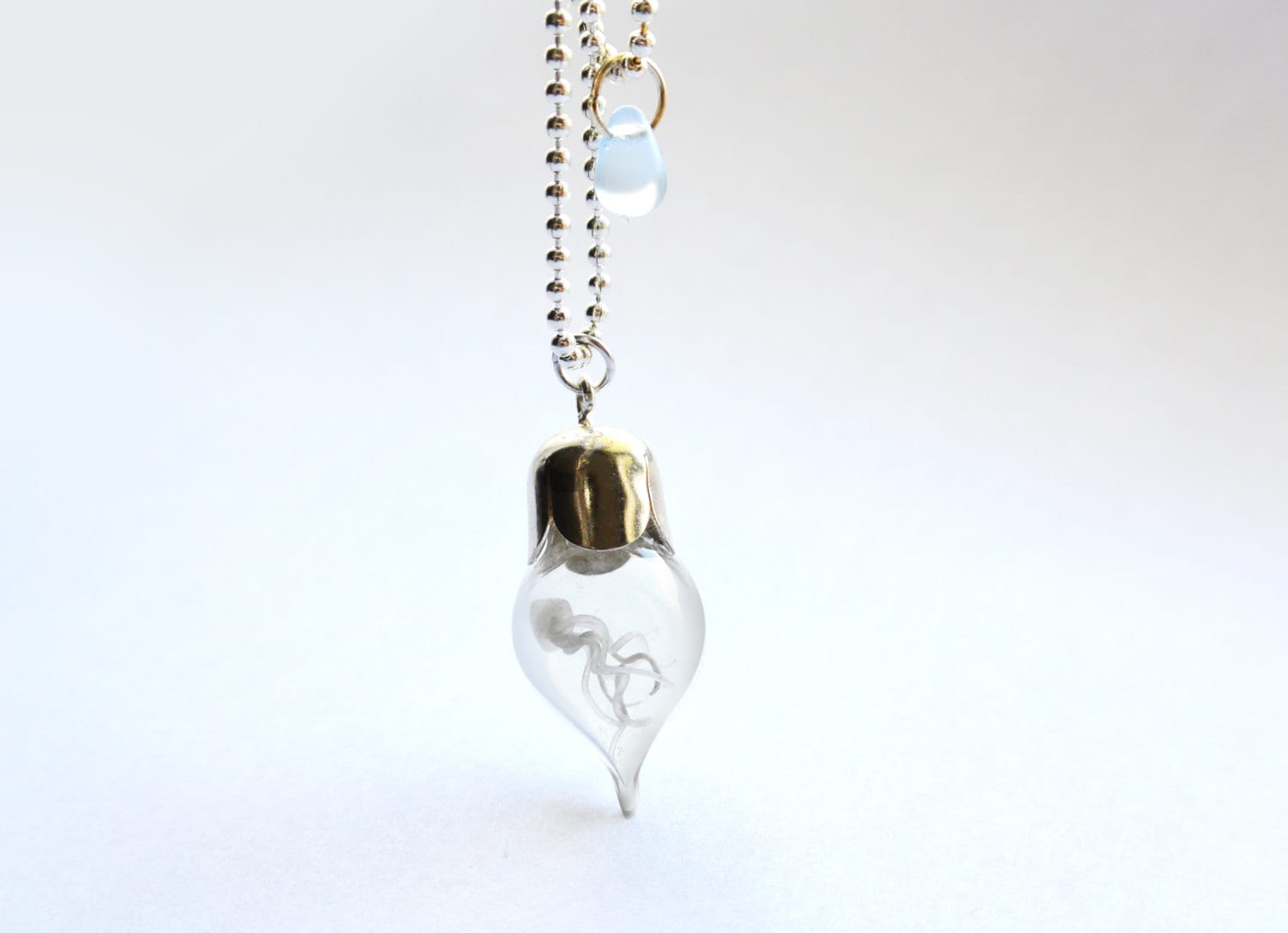Doppel Kette Quallen. Miniatur in Der Flasche. Terrarium. Sommer-Halskette Doppel Kette Quallen. Miniatur in Der Flasche. Terrarium. Sommer-Halskette von HoKiou