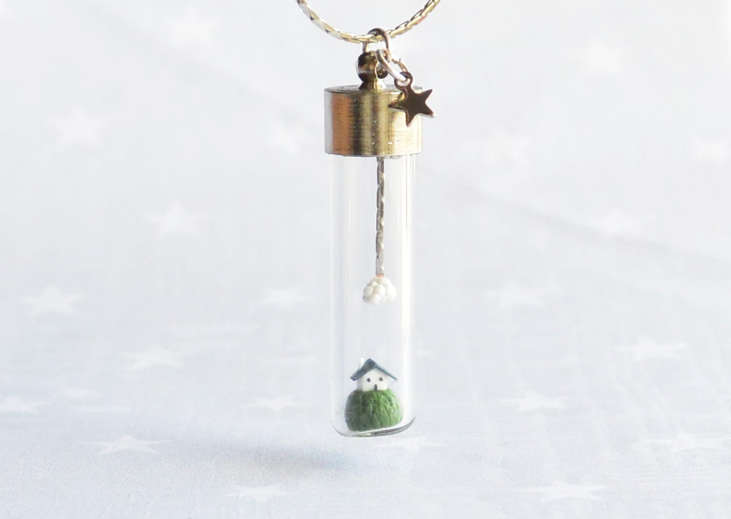 Halskette Mit Winzigem Haus Und Wolke. Miniatur in Flasche. Terrarium Kette Halskette Mit Winzigem Haus Und Wolke. Miniatur in Flasche. Terrarium Kette von HoKiou