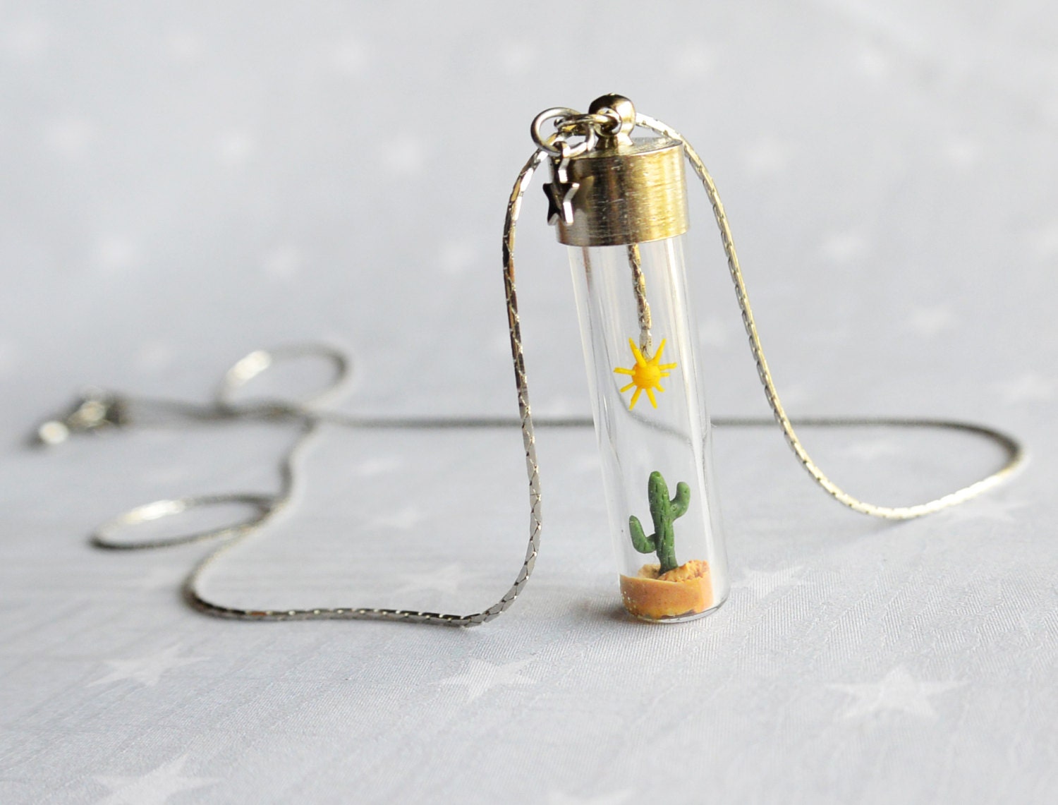 Sommer Halskette Mit Winzigen Kaktus Und Sonne. Miniatur in Flasche. Terrarium Halskette Sommer Halskette Mit Winzigen Kaktus Und Sonne. Miniatur in Flasche. Terrarium Halskette von HoKiou