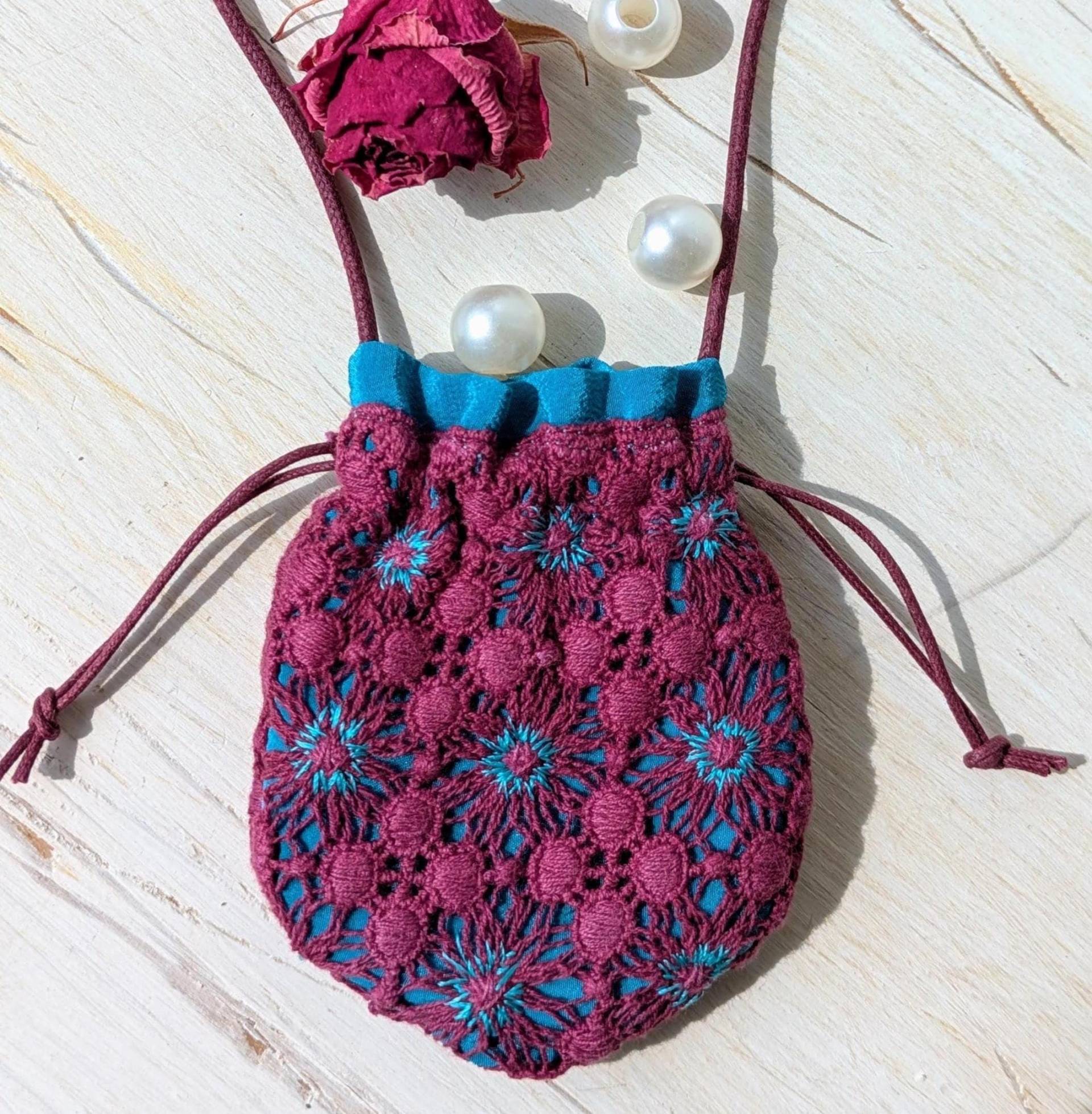 Makramee-Spitzen-Kristallbeutel - Burgunder- Und Türkis-Seidenamulett-Tasche Handgemachter Schmuckbeutel in Limitierter Auflage von HobaStyleUA