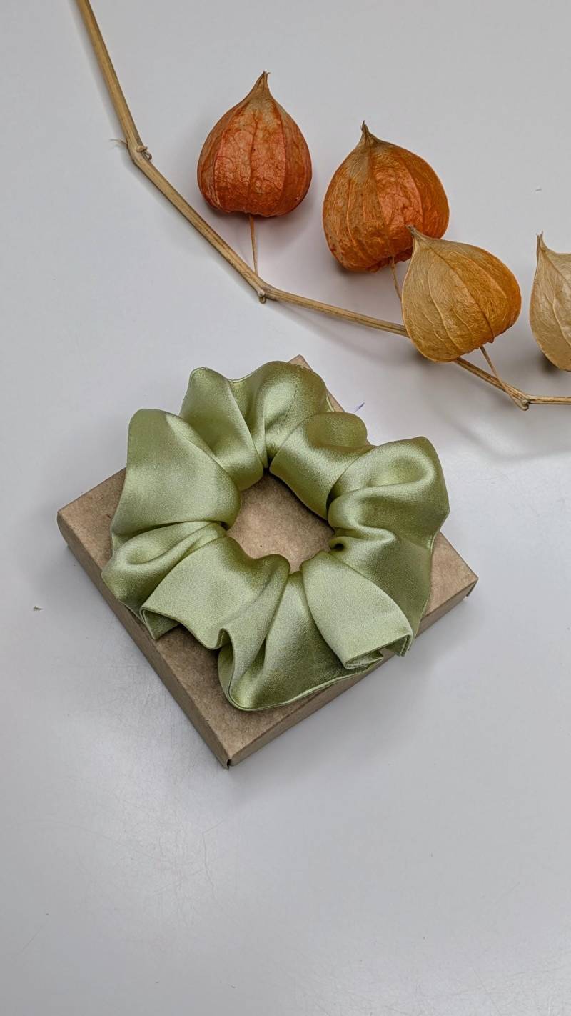 Lime Cream Silk Sleep Scrunchie - Luxuriöser Haargummi Für Erholsame Nächte Und Stilvolle Tage von HobaStyleUA