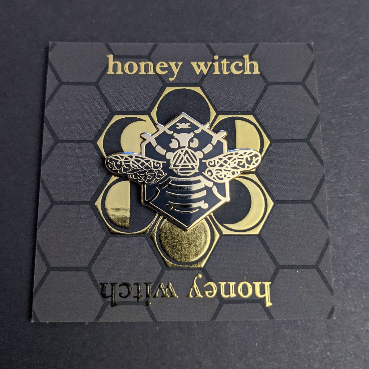 Honig Hexe, Valknut - Harte Emaille Pin Honig Hexe, Valknut - Harte Emaille Pin von Hobocufflinks