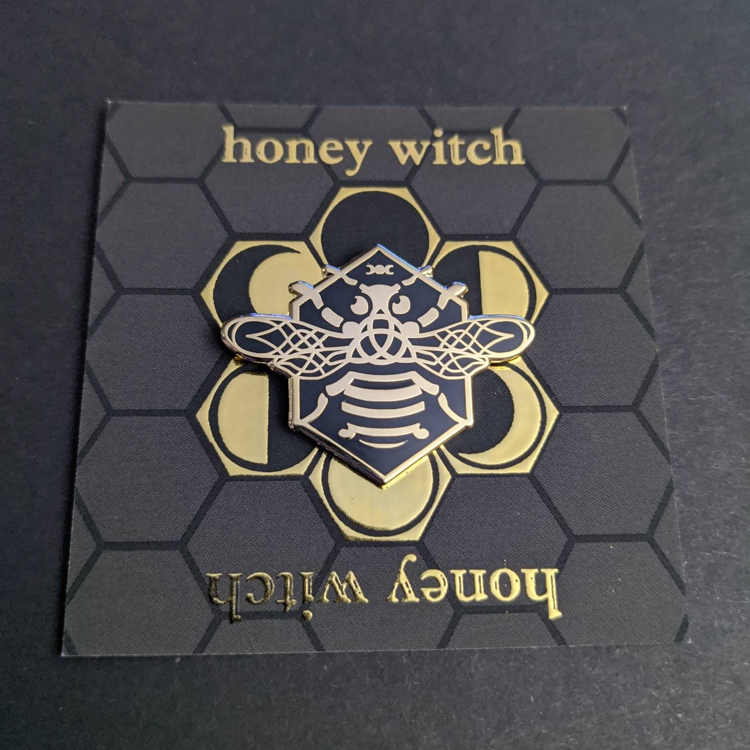 Honighexe, Triquetra - Hard Emaille Pin Honighexe, Triquetra - Hard Emaille Pin von Hobocufflinks