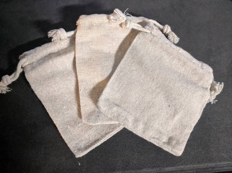 Kleine Burlap Drawstring Beutel von Hobocufflinks