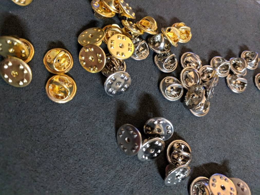 Schmetterling Verschluss Revers Pin Unterlage | Paar Schmetterling Verschluss Revers Pin Unterlage | Paar von Hobocufflinks