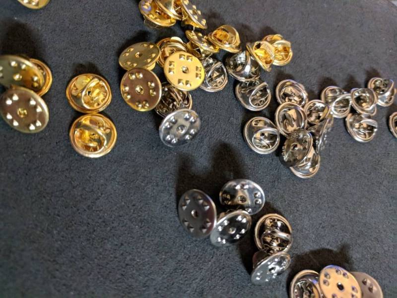 Schmetterling Verschluss Revers Pin Unterlage | Paar Schmetterling Verschluss Revers Pin Unterlage | Paar von Hobocufflinks