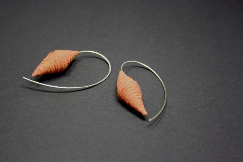 Textil Ohrringe 925Er Silberbügel Mit Garn Und Kunstharz Umwickelt Orange von HochglanzundMatt