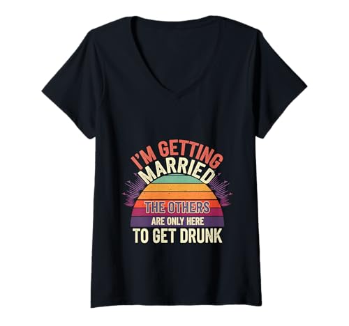 Damen I'm Getting Married They're Just Here to Drink - T-Shirt mit V-Ausschnitt Damen I'm Getting Married They're Just Here to Drink - T-Shirt mit V-Ausschnitt von Hochzeitsantragsfeier