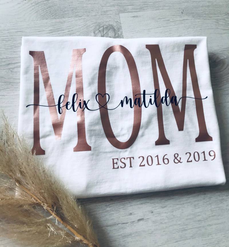 Mom Est Shirt Personalisiert Mit Datum Mom Est Shirt Personalisiert Mit Datum von Hochzeitsimpression