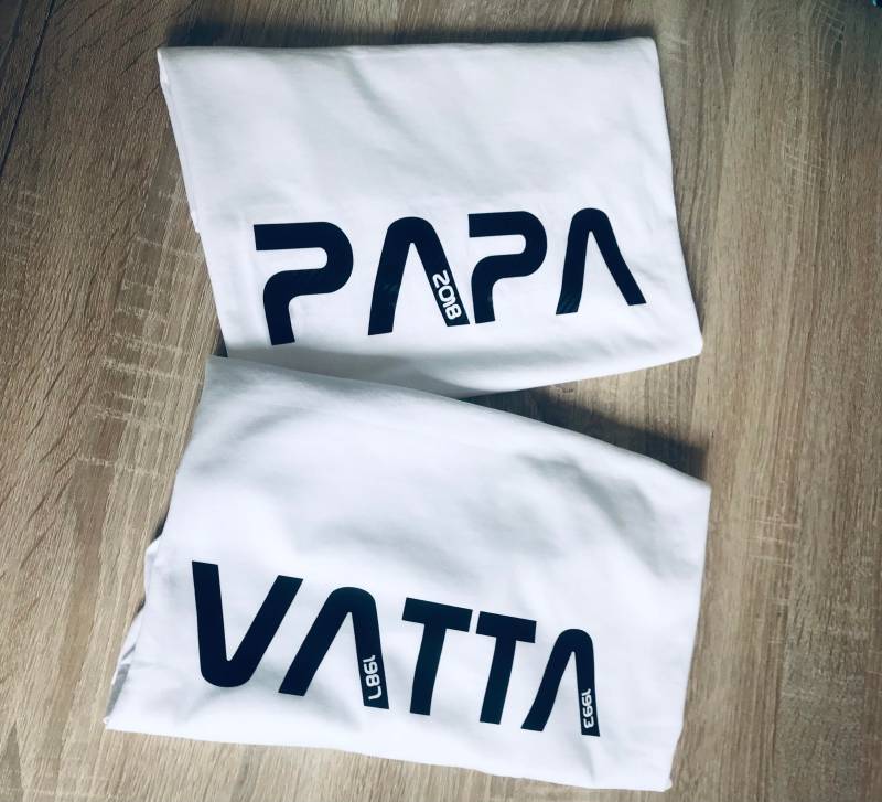 T-Shirt Papa/Vatta Nasa Schrift Personalisiert T-Shirt Papa/Vatta Nasa Schrift Personalisiert von Hochzeitsimpression