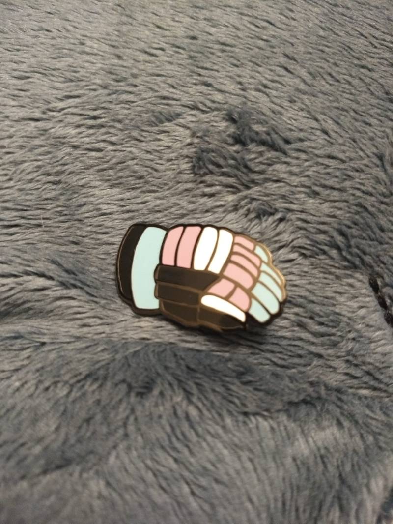 Hockey-Stolz-Pin - Trans Stolz Hockey-Stolz-Pin - Trans Stolz von HockeyBabbler