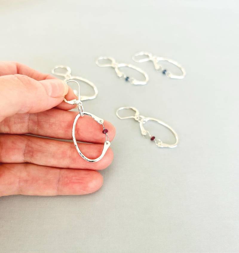 sterling Silber Gehämmerte Hoop Ohrringe Mit Natursteinen von HodelMcRaeJewelry