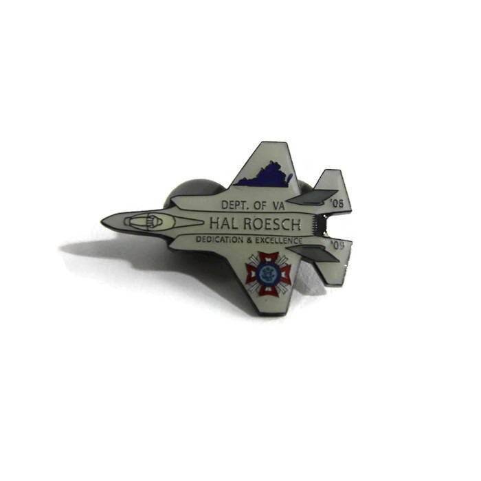 Abteilung Für Va Hal Roesch Dedikation & Exzellenz 2008 + 2009 Militär Kampfjet Flugzeug Emaille Pin Abteilung Für Va Hal Roesch Dedikation & Exzellenz 2008 + 2009 Militär Kampfjet Flugzeug Emaille Pin von HodlGlass