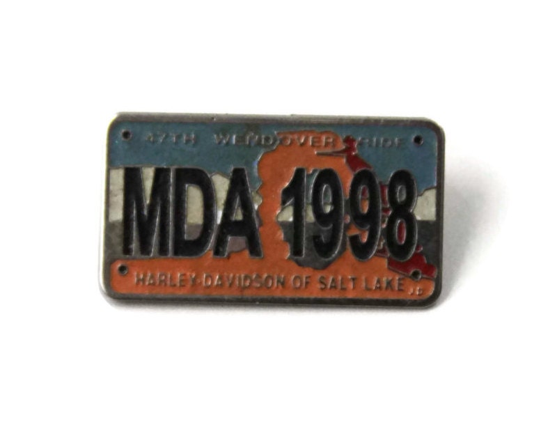 Vintage Harley Davidson Mda 1998 Nummernschild 17Th Wendover Fahrt Salt Lake City Utah Emaille Pin(N Vintage Harley Davidson Mda 1998 Nummernschild 17Th Wendover Fahrt Salt Lake City Utah Emaille Pin(N von HodlGlass