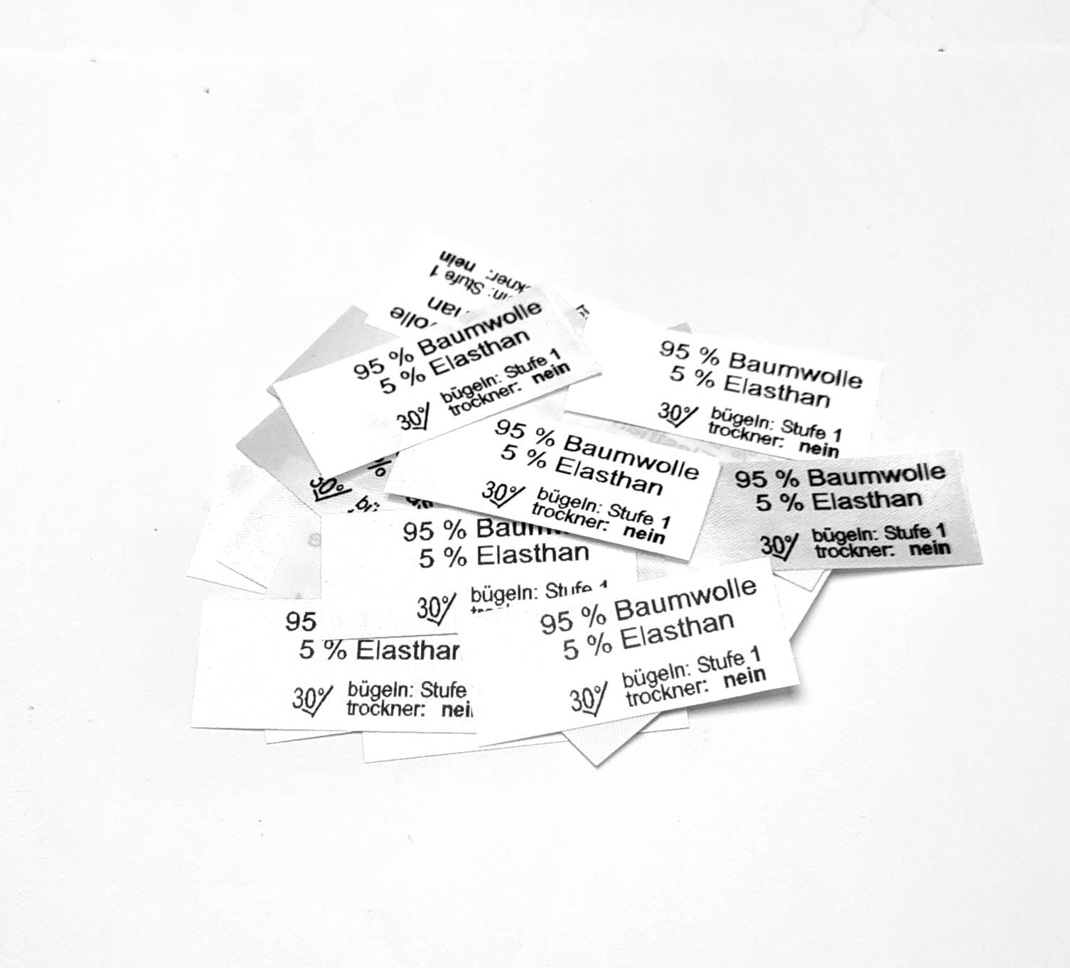 Textiletiketten Mit Der Aufschrift 95% Baumwolle 5 Elasthan Lizensfreie Pflegehinweise von HoedtkeVertrieb