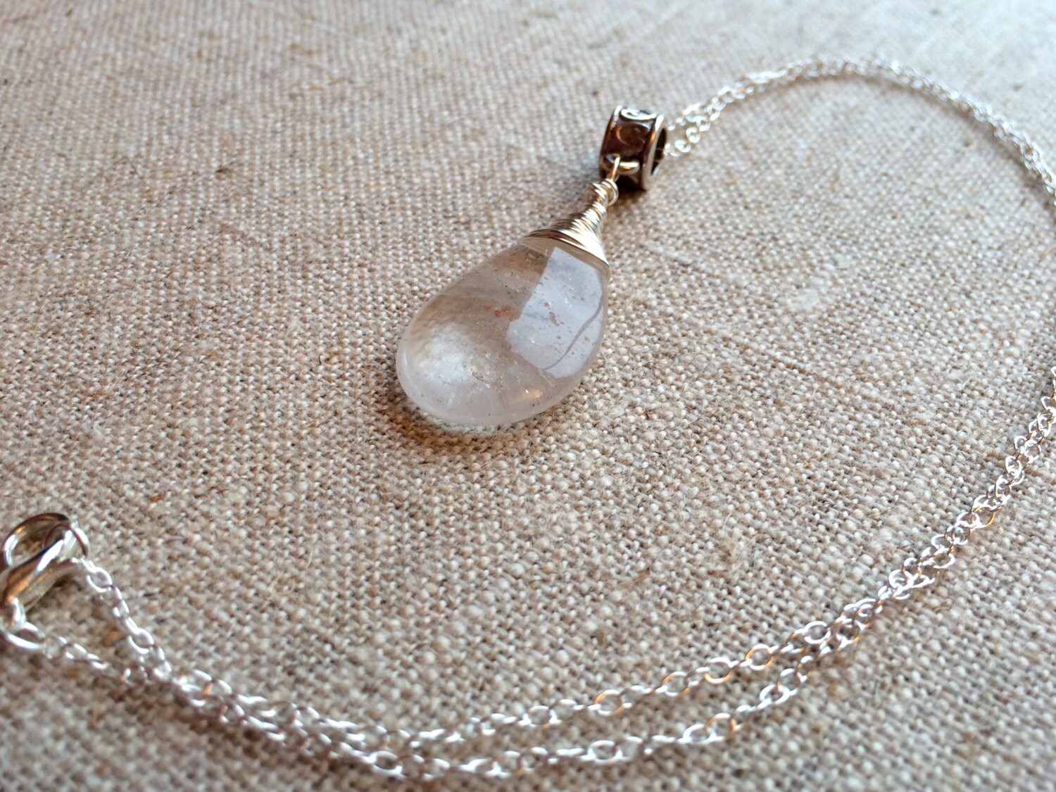 Atemberaubende Draht Gewickelt Bergkristall Halskette Auf Sterling Silberkette - April Birthstone Atemberaubende Draht Gewickelt Bergkristall Halskette Auf Sterling Silberkette - April Birthstone von HoggwinkleDesigns