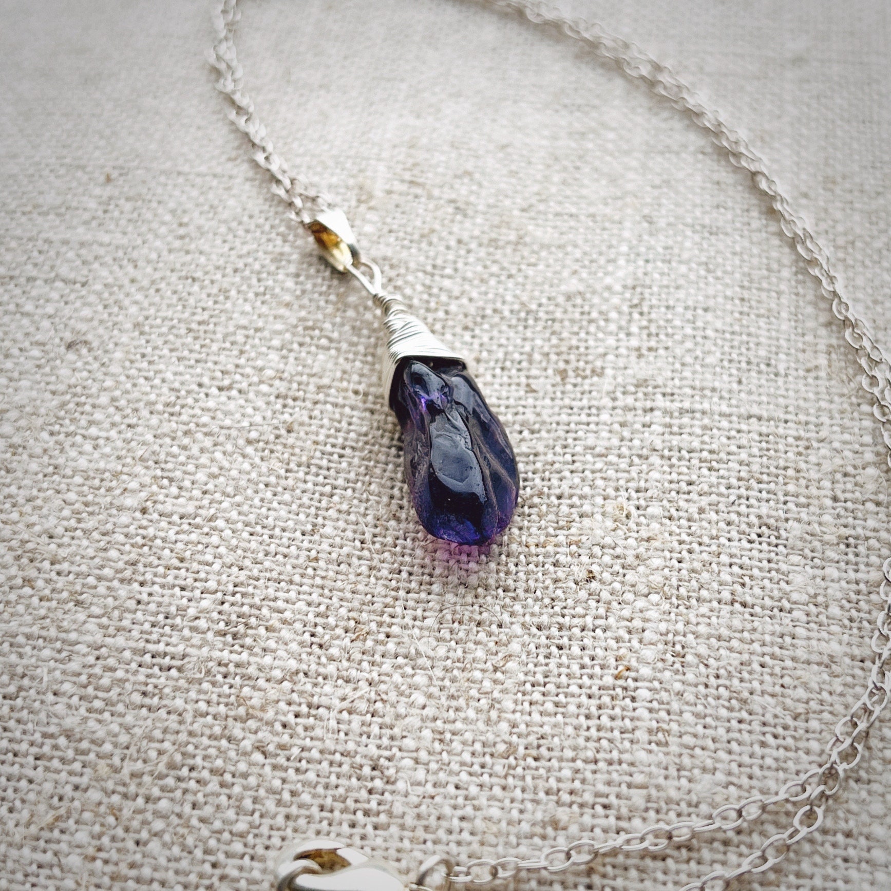 Atemberaubende Wire Wrapped Amethyst Anhänger Sterling Silber Halskette - Februar Geburtsstein Atemberaubende Wire Wrapped Amethyst Anhänger Sterling Silber Halskette - Februar Geburtsstein von HoggwinkleDesigns