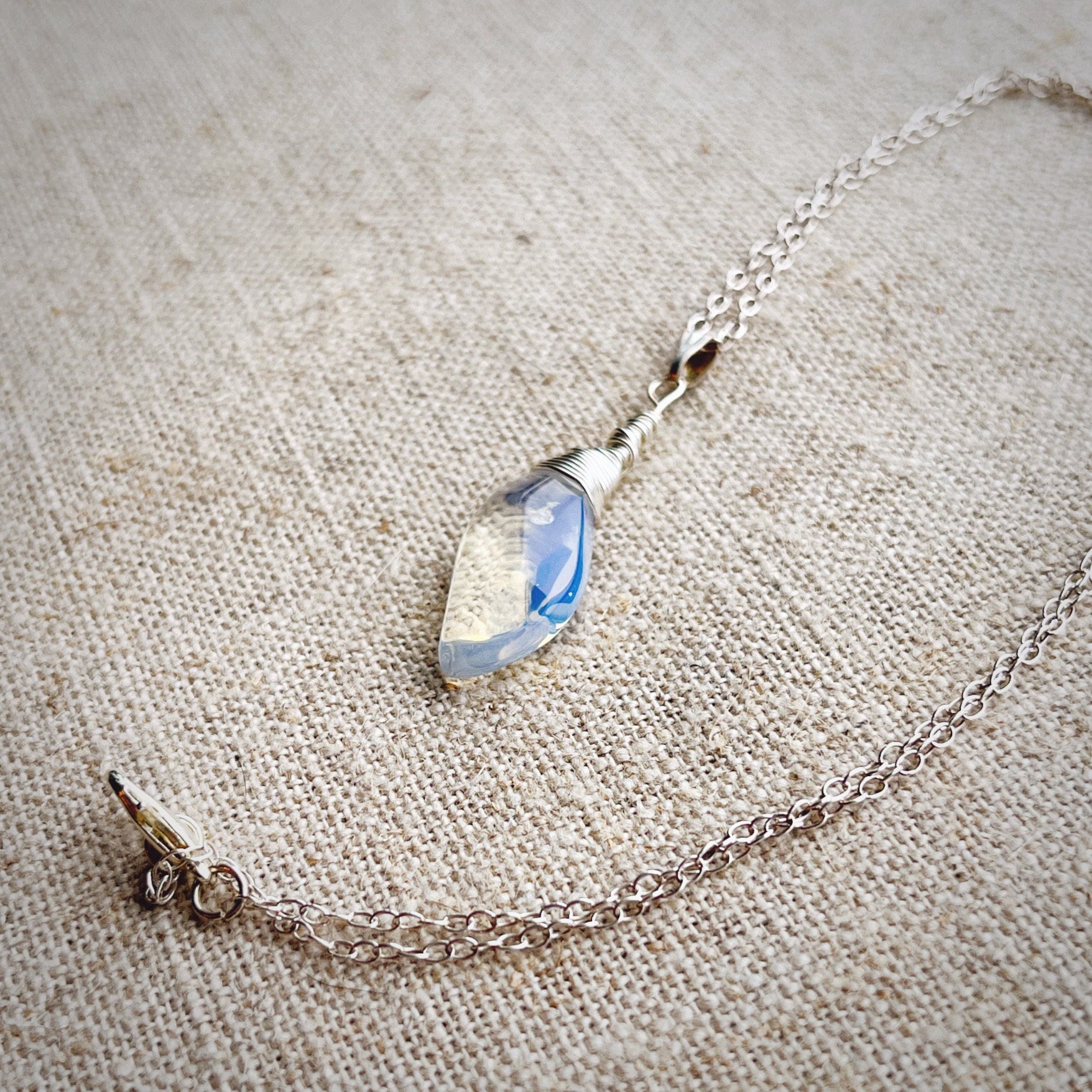 Atemberaubende Wire Wrapped Schimmernde Mondstein Anhänger Halskette An Sterling Silber Kette - Juni Geburtsstein Atemberaubende Wire Wrapped Schimmernde Mondstein Anhänger Halskette An Sterling Silber Kette - Juni Geburtsstein von HoggwinkleDesigns